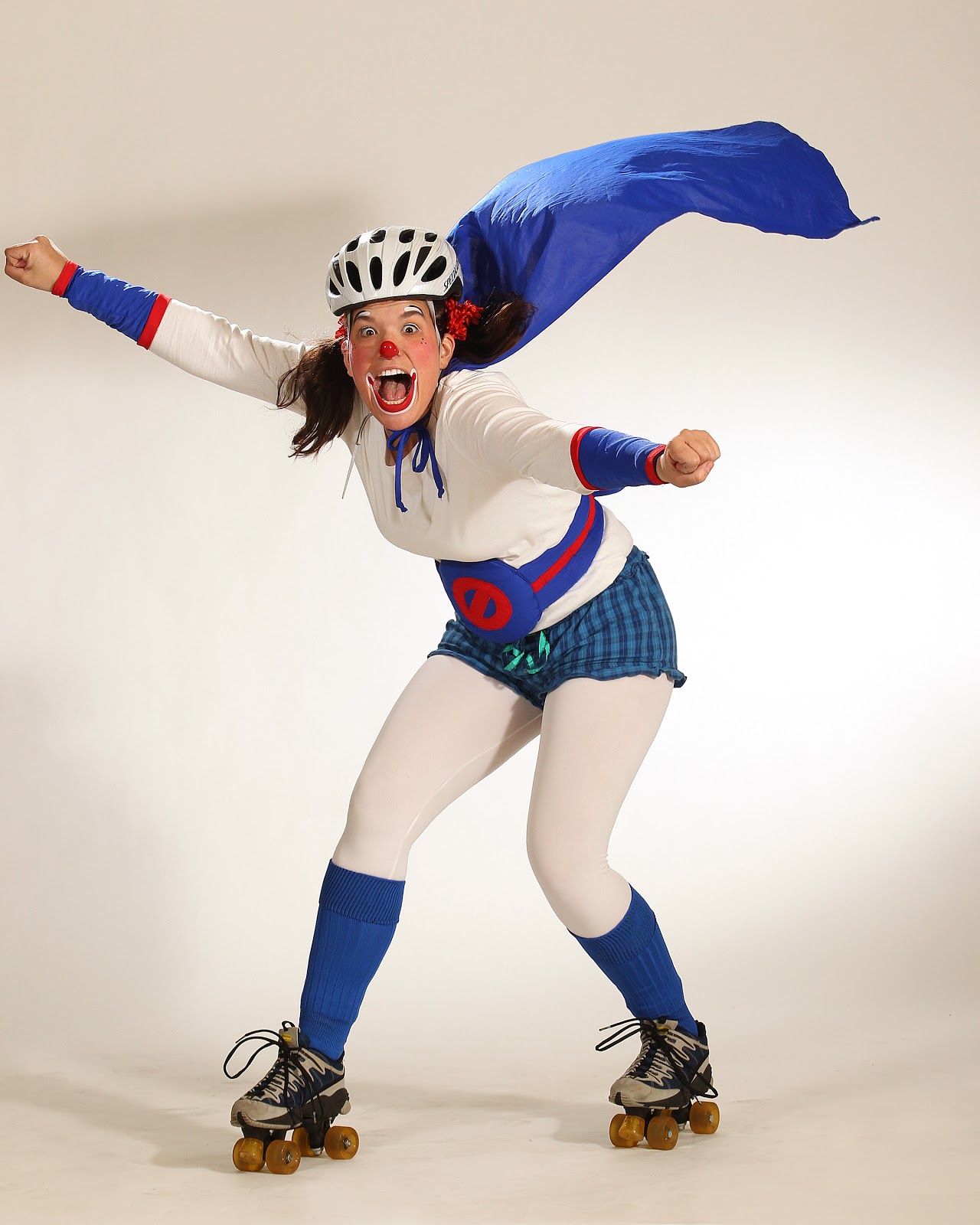 Tout un personage ce clown Super Héro! Une super Drouille pour un défilé, un festival ou une fête de quartier. Un clown à Montréal, un clown à Mirabel ou un clown à Laval , ne cherchez pas plus loin elle se déplace au quatres coins sur ses roulettes ou sur sa trotinette!
