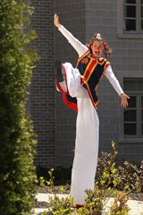 Drouille en échasses pour votre festival ou votre fête familliale. C'est du haut de ses 9 pieds qu'elle peut animer les invités de votre réception. Drouille le clown se déplace partout dans le grand Montréal et ses environs.