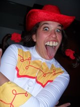Jessie la cowgirl comique hiiiiiiiiiii-haaaaa! La clown cowboy la plus dynamique du grand Montréal! Elle ne se déplace peut-être pas à cheval mais elle se rend jusqu'à Laval, Dorval ou n'importe quel festival!