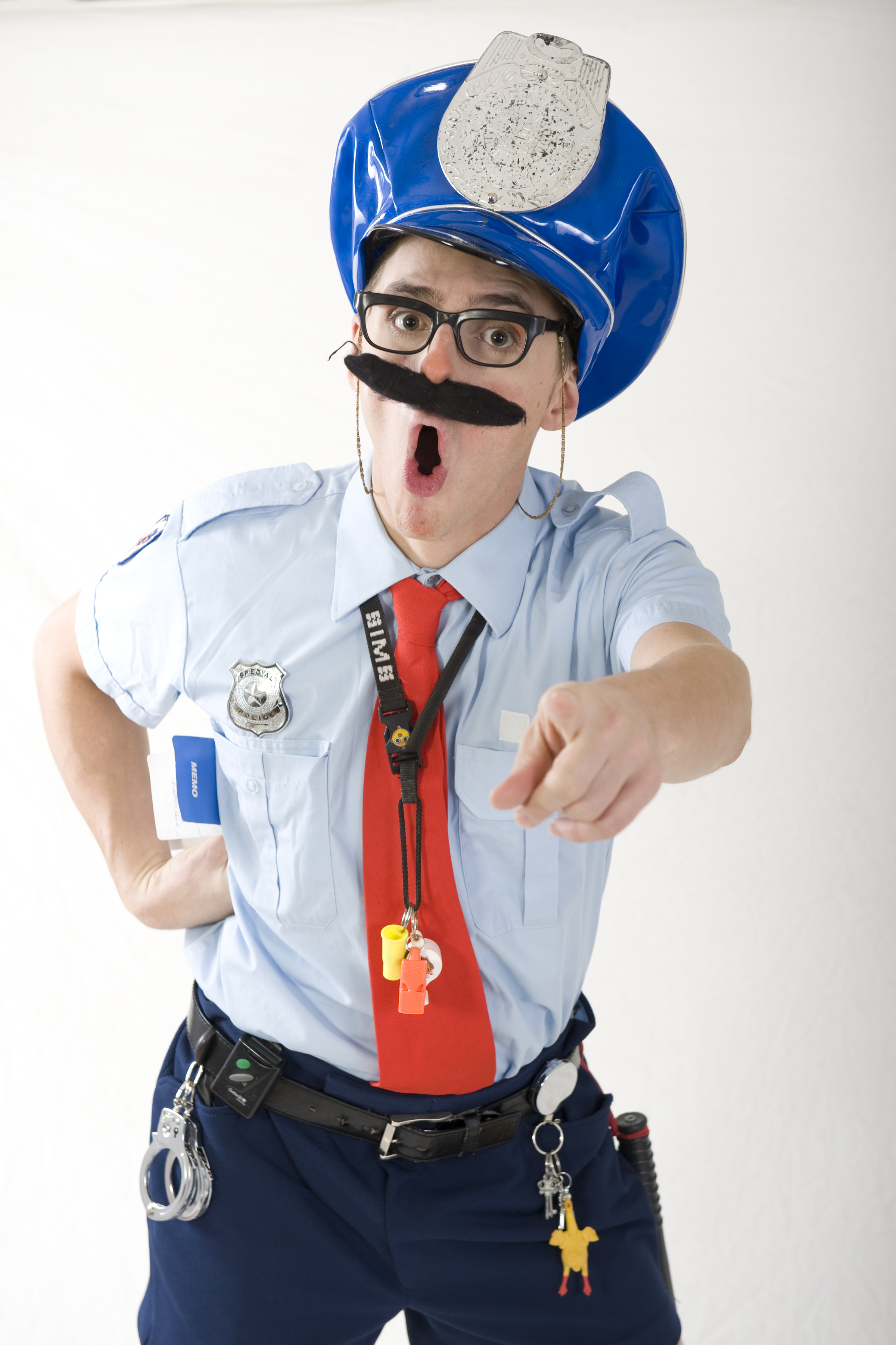 Loi et ordre!  Un partenaire de duo idéal pour le clown Drouille prisonniers! À eux deux ils donnent tout un spectacle.  Pour un festival, une animation de rue, une fête foraine, un party thématique,  peu importe ils vous accrochent le regard! 