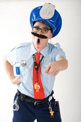 Loi et ordre!  Un partenaire de duo idéal pour le clown Drouille prisonniers! À eux deux ils donnent tout un spectacle.  Pour un festival, une animation de rue, une fête foraine, un party thématique,  peu importe ils vous accrochent le regard!