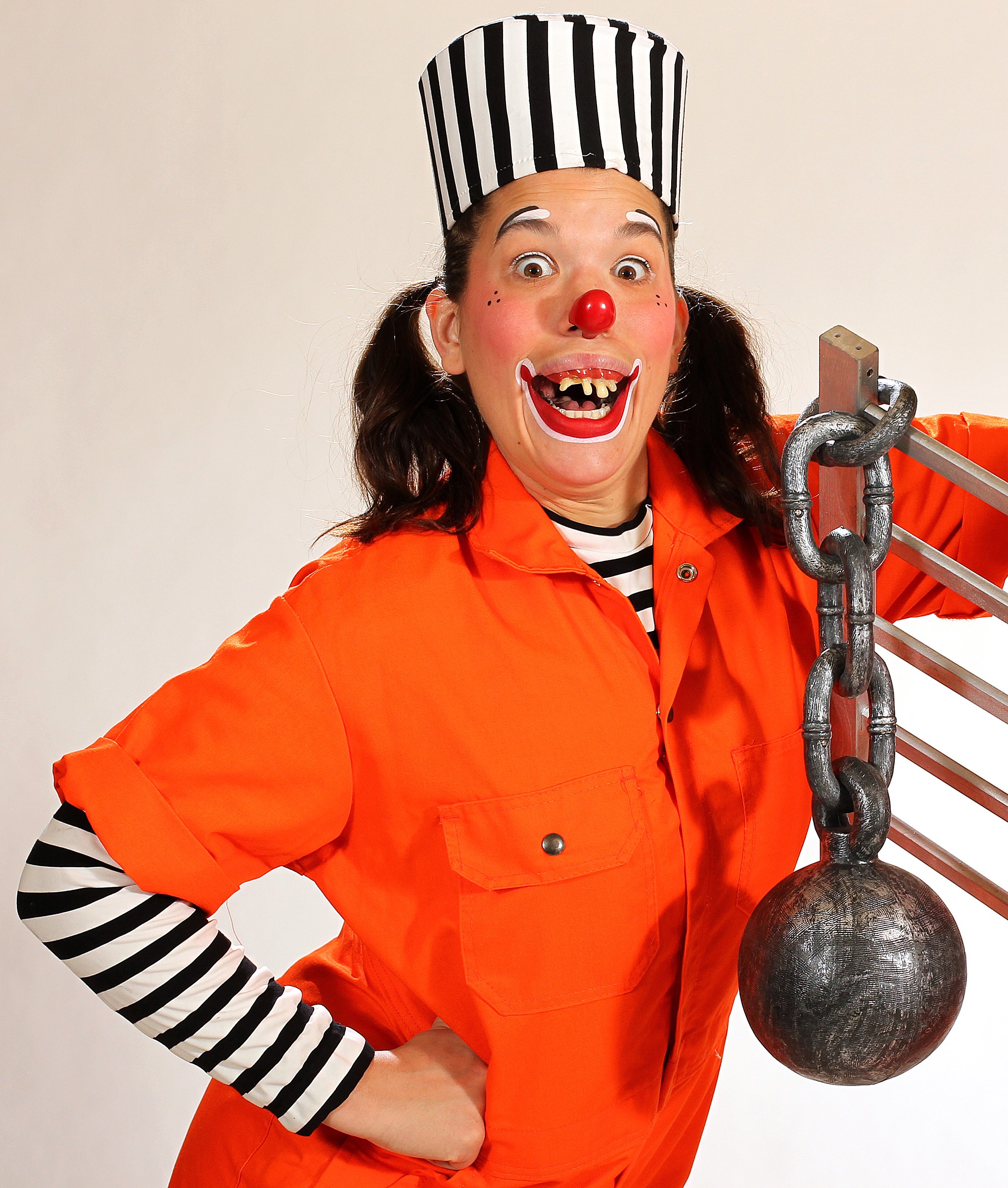 Nous ne savons pas si elle s'Est enfuit de Montréal, Laval, Blainville, Dorval, Repentigny ou St-Jérôme, mais si vous trouver ce clown ;ne la laisser pas s'enfuir! Un clown prisonnier en cavale pour votre festival!  Une animation qui peut être effectué en duo avec notre personage de policier clownesque. Ils attireront les regards des petits et des grands avec leur énergie dynamique et catastrophique! 