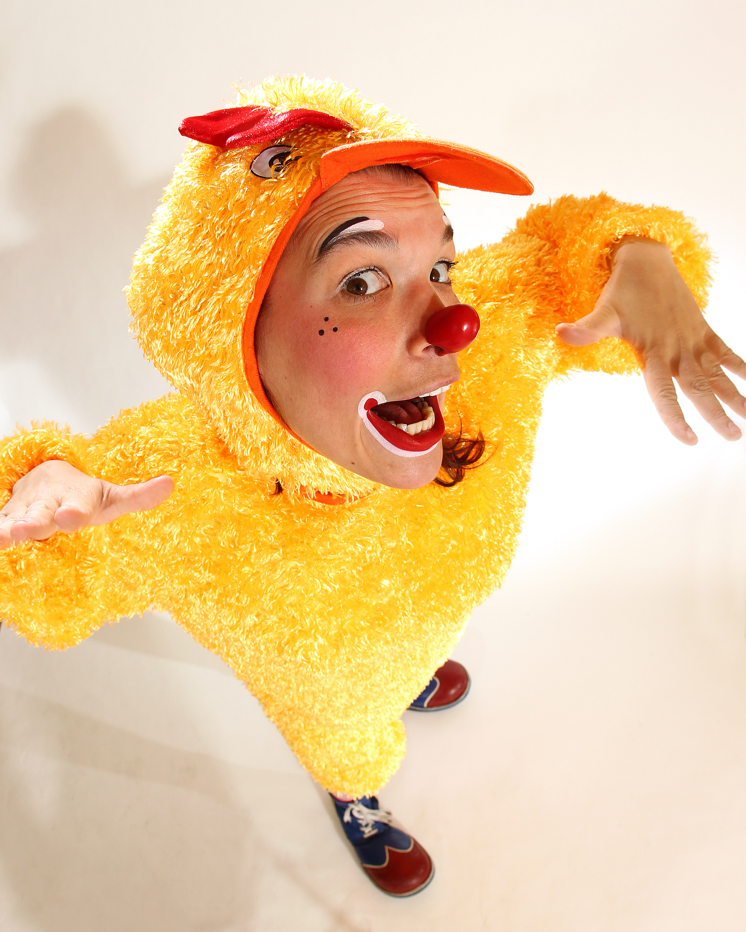 Pourquoi pas inviter un clown pour un spectacle de Pâques à la garderie ou une animation ambulante rigolotte et loufoque dans le centre commercial.