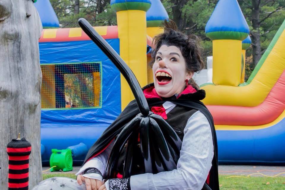 Pas de panique voici Drouille la vampire unique comique! Avec ses sculptures de ballons à la hauteur de sa dentition elle attire les regards des fillettes et des garçons. 