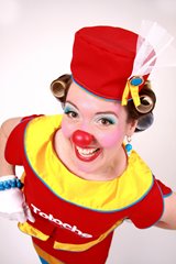Clown Totoche, la partenaire presque jumelle de Drouille le clown!  Leur spectacle en duo est rempli de magie et de surprise, définitivement un succès pour votre party corporatif.