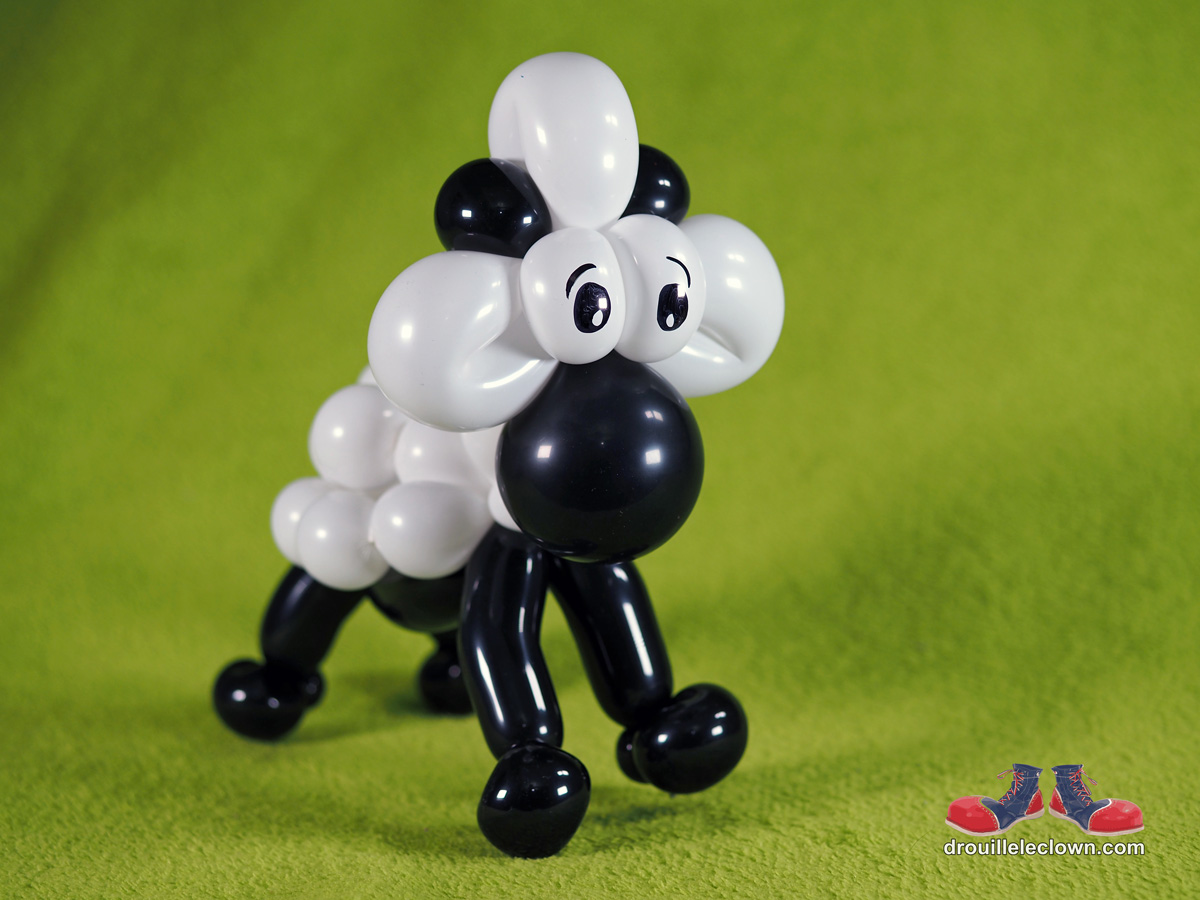 Joli mouton pour les enfants. Un ballon attrayant et surprenant!