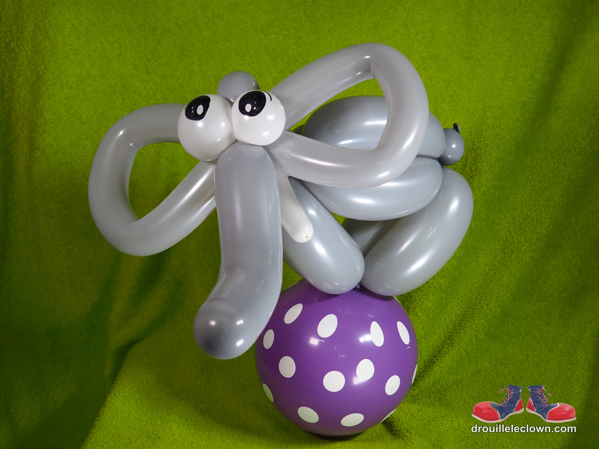 Un ballon éléphant de cirque. Avec le meilleur clown en ville! Des enfants contents; c'est garanti!